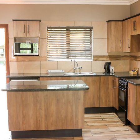 Rip van Winkel Guest House Lephalale Buitenkant foto